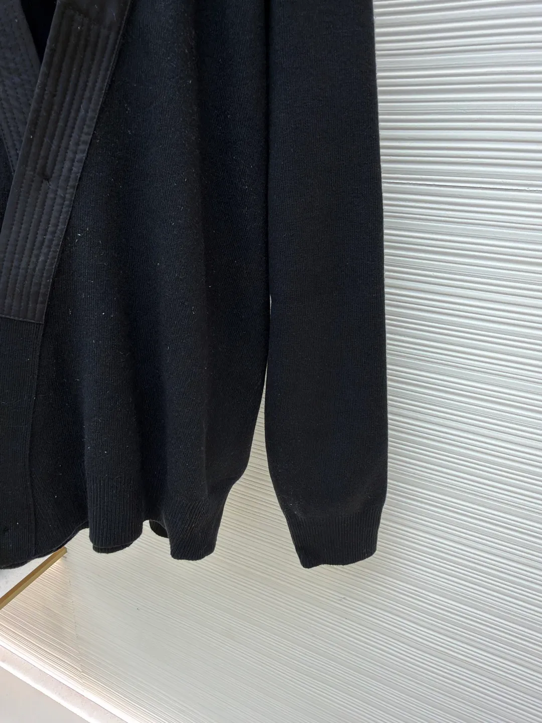 LOUIS VUITTON x Nigo mixed decorative cardigan V-neck knitted cardigan ●Original version: purchased and developed by 17810 ●Item number: 1681712-B45 ●Fabric: wool fabric ●Technology: knitted production ●Color: black ●Version: fitted version ●Weight: about 825 grams ●Size: S-M-L-XL ●Description: This LOUIS VUITTON knitted cardigan adopts a loose fit design, which is comfortable to wear and full of fashion. The fabric is made of high-quality wool blend material, which has a soft and delicate feel, good warmth retention and breathability. Ready-to-wear garments are made using precision cutting techniques to ensure the overall shape is three-dimensional and crisp. The decorative belt on the chest uses leather splicing technology and is matched with exquisite metal buttons, which not only increases the sense of design, but also adds a fashionable touch to the overall look. The details of the collar and cuffs are exquisite, the overall wiring is neat, and the stitching is fine and firm. Whether it is daily wear or formal occasions, it can be easily controlled, perfectly interpreting the luxury and elegance of the LOUIS VUITTON brand. The overall wiring is straight and delicate, the fabric is comfortable and soft, and the color is consistent without color difference. It can be matched with the same style to create a fashionable look and control various occasions. Customized accessories, complete with three standards, same style for men and women!